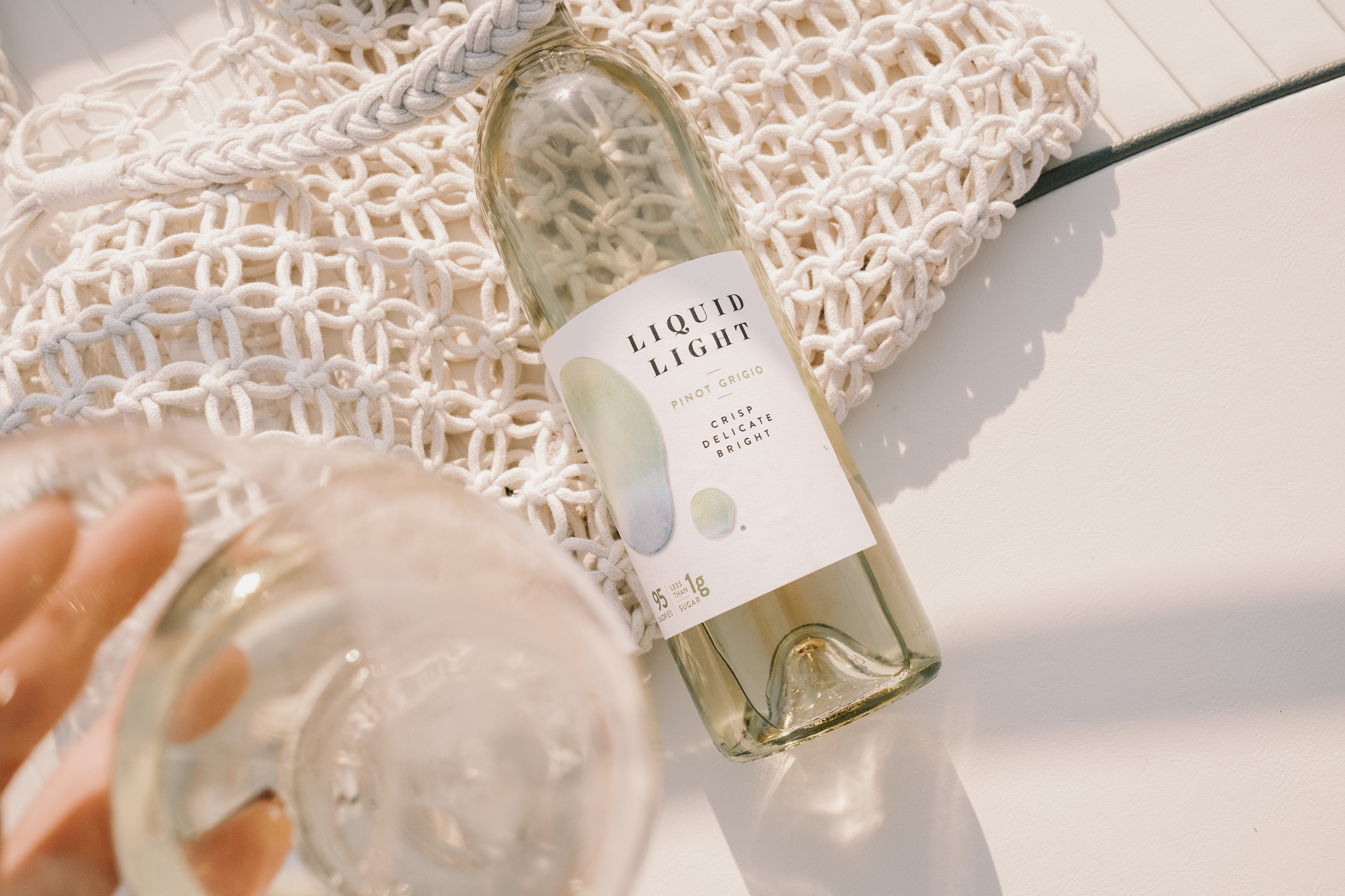 油彩画　white wine time 220456750-1-fr.png